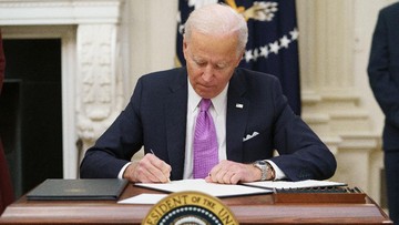 Presiden AS Joe Biden menyerukan digelarnya pengadilan kejahatan perang atas dugaan kekejaman yang dilakukan Rusia terhadap warga sipil di Bucha, Ukraina.