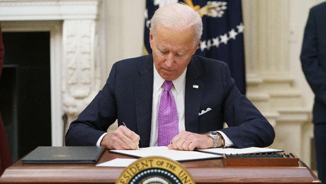 Presiden AS Joe Biden akan mencairkan BLT Rp20,09 juta per orang pada bulan ini. Itu dilakukan setelah Senat AS menyetujui paket stimulus penanganan covid-19.