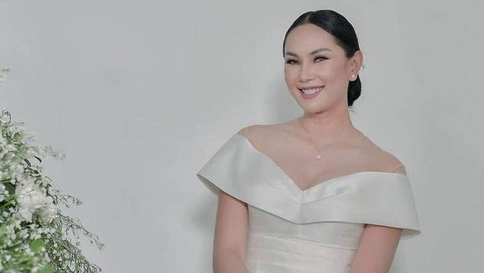 Cantiknya Kalina Oktarani Bergaun Putih di Hari Pertunangan