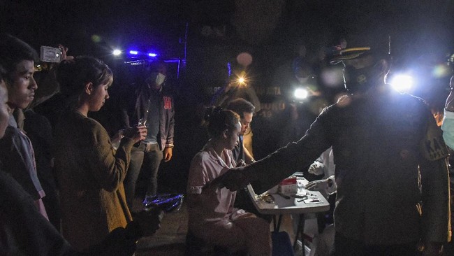 Terkait kerumunan di Sleman City Hall, DIY, Satpol PP telah melayangkan teguran kepada pihak manajemen dan panitia acara.
