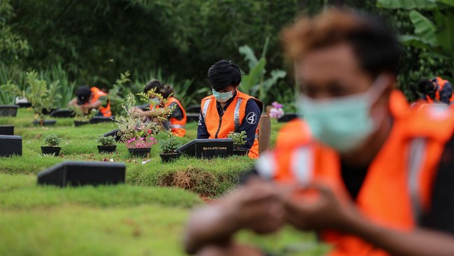 Dua jilid PPKM Jawa Bali yang diterapkan untuk mengerem laju penularan virus corona tercatat tak mampu melandaikan jumlah tambahan kasus Covid-19.