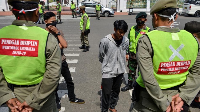 Pos penyekatan di Aceh Barat dibongkar polisi setelah Pemprov Aceh memperbolehkan warga antarkabupaten di provinsi Aceh mudik.