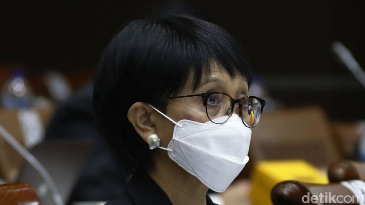 Komisi I DPR RI menggelar rapat bersama Menteri Luar Negeri (Menlu) Retno Marsudi. Dalam rapat, Retno menegaskan Indonesia masih terus menjalin pembicaraan dengan Pfizer dan Moderna terkait vaksin.