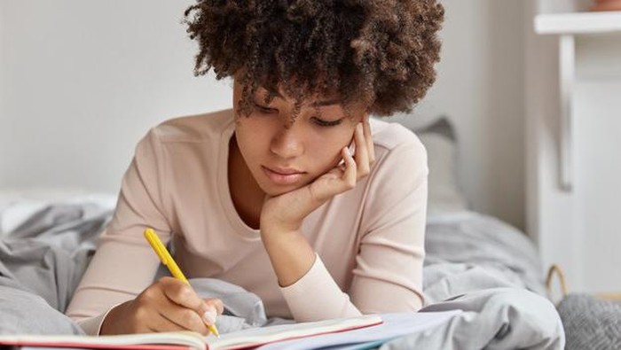 Merasa WFH Bikin Hidup Jadi Berantakan? Atur Jadwal Harian Kamu dengan Tips Ini Merasa WFH Bikin Hidup Jadi Berantakan? Atur Jadwal Harian Kamu dengan Tips Ini