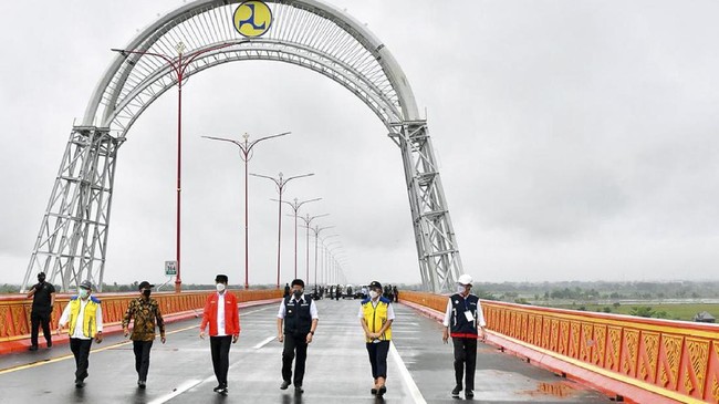 Jokowi mengklaim jarak 373 kilometer dari Bakauheni-Palembang yang biasanya ditempuh 12 jam bisa jadi 3,5 jam setelah Tol Bakaeheni-Palembang diresmikan.