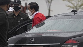 Beda Suara Rocky Gerung & Dokter Tirta soal Kerumunan Jokowi