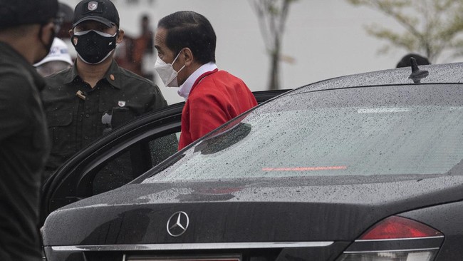Kunjungan kerja Jokowi ke NTT memecah respons publik, ada yang mengkritik aksi presiden yang dianggap memicu kerumunan, ada pula yang menyebut itu spontan.