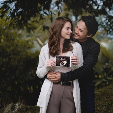 Istri Randy Pangalila Melahirkan, Wajah Bayi Bikin Asmirandah Terpana