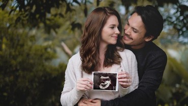 img-title Istri Randy Pangalila Melahirkan, Wajah Bayi Bikin Asmirandah Terpana