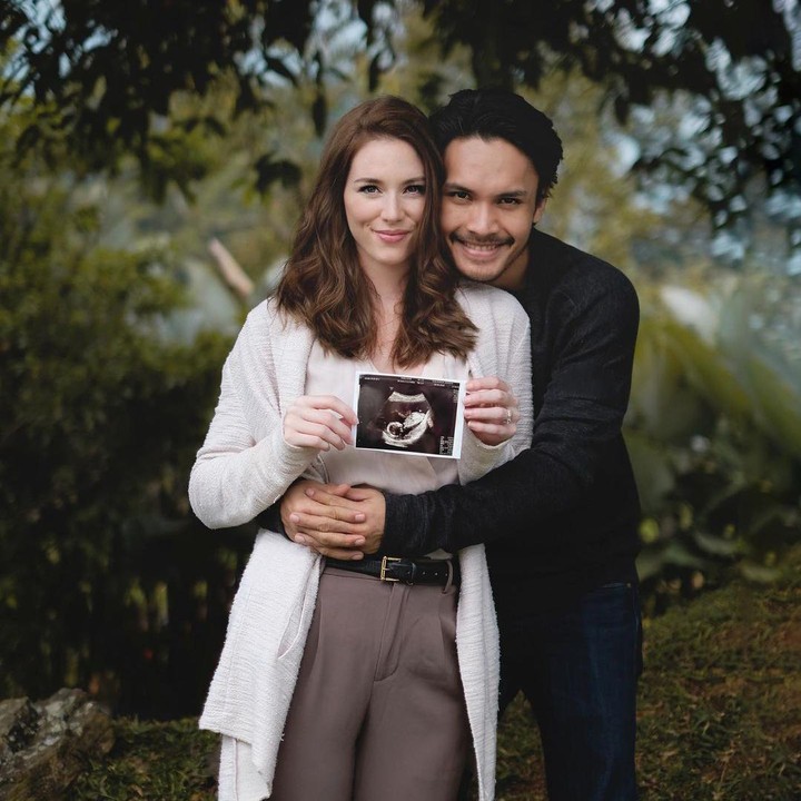 <p>Chelsey juga sempat mengalami cobaan ketika ia diduga mengalami kanker. Namun teryata, pasangan ini justru diberkahi dengan kehadiran seorang putri bernama Blair Willow Pangalila. "Sampai pada akhirnya di pandemi COVID-19 itu, istri gue mengabari hamil. Kankernya tidak ada, hilang. Siklus menstruasinya normal sejak saat itu," ucap Randy. (Foto: instagram @randpunk)</p>