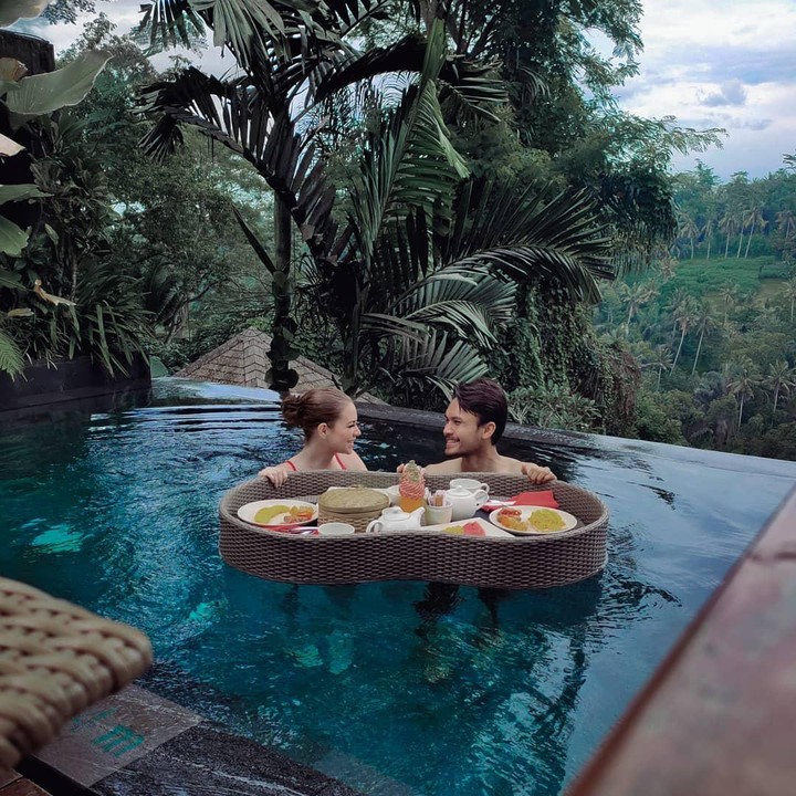<p>Cara Rendy membahagiakan istri tercintanya yang sedang hamil, sweet banget ya, Bunda. (Foto: Instagram @cfrank3030)</p>