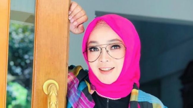 Suami Rina Gunawan, Teddy Syah, menyatakan bahwa istrinya sempat dirawat sepekan di ICU Rumah Sakit Pertamina Simprug sebelum meninggal dunia pada Selasa (2/3).