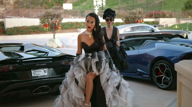 Sinopsis Bling Empire, 'Crazy Rich Asians' Berfoya-foya di AS Bling Empire merupakan acara realitas yang menggambarkan kehidupan berfoya-foya orang Asia dan Asia-Amerika kaya raya di Los Angeles.