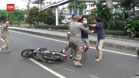 VIDEO: Hindari Razia Masker, Pemotor Tabrak Ojol