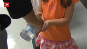 VIDEO: Hand Sanitizer Buat Mata Anak-anak Jadi Iritasi