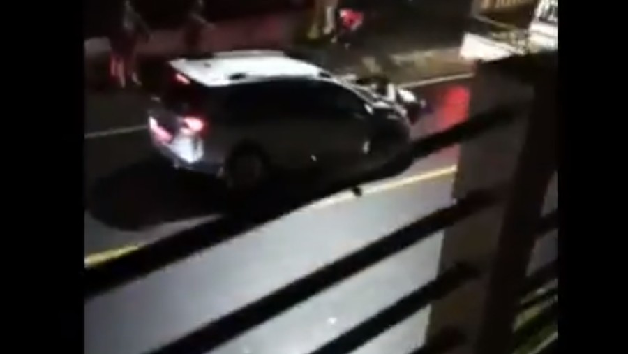 Seorang wanita yang diketahui bernama Michalea Paruntu viral di media sosial. Ia terlihat menomplok di kap mobil yang sedang berjalan. Dari narasi viral, ia disebut memergoki suaminya selingkuh.