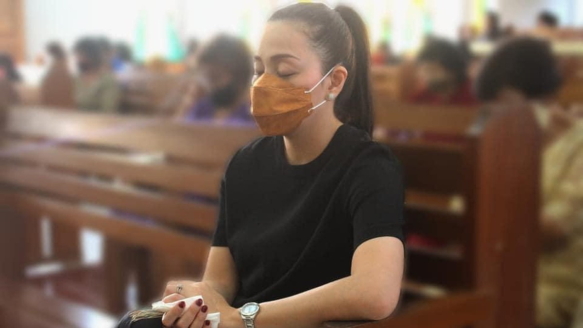 6 Foto Michaela Paruntu&comma; Istri Sah James Arthur Kojongian