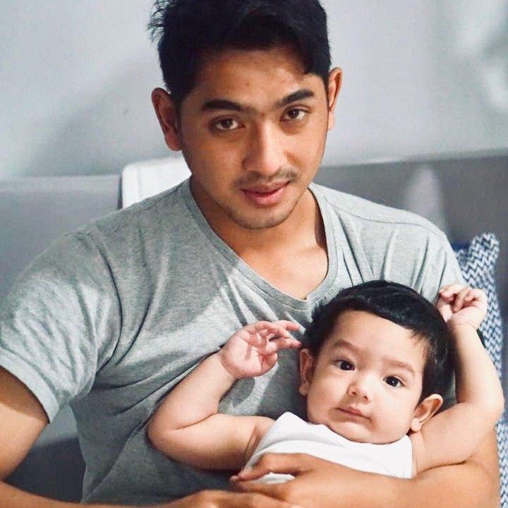 <p>Di foto ini, ayah dan anak ini terlihat begitu manis ya, Bunda. Kita doakan, semoga keluarga Arya Saloka selalu diberikan kebahagiaan. (Foto: Instagram @putriannesaloka @arya.saloka)</p>