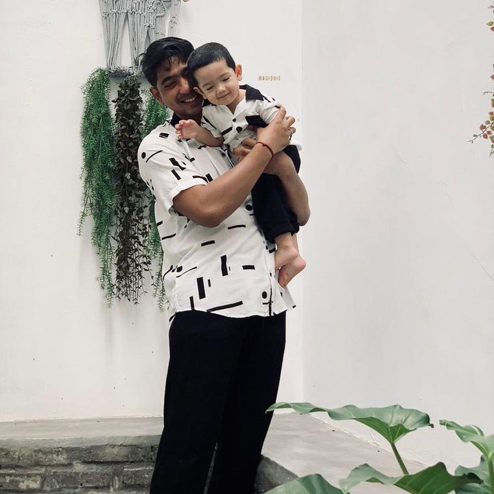 <p>Karena bukan tanpa alasan, suami Putri Anne ini memang terlihat memesona saat momong Ibrahim. Bunda setuju? (Foto: Instagram @putriannesaloka @arya.saloka)</p>