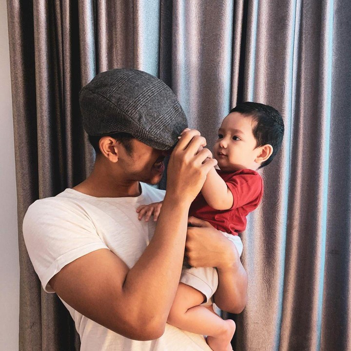 <p>Sebagai ayah muda, banyak netizen yang menyebut aktor kelahiran Denpasar ini sebagai <em>hot daddy</em> lho. (Foto: Instagram @putriannesaloka @arya.saloka)</p>