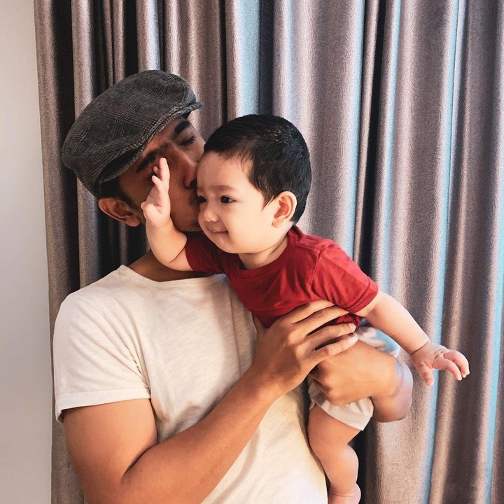 <p>Ternyata, walaupun Arya Saloka dikenal sebagai sosok yang cuek dan dingin, namun dia bisa berubah jadi hangat saat bersama anaknya, Bunda. (Foto: Instagram @putriannesaloka @arya.saloka)</p>