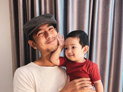 7 Potret Arya Saloka Momong Anak Dijuluki Hot Daddy, Setuju Bun?