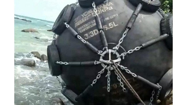Warga Desa Teluk Bakau, Kabupaten Bintan menemukan bola hitam misterius bertuliskan "Yokohama 50 KPa" di tepi pantai desa.