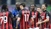 FOTO: Detik-detik Perkelahian Lukaku dan Ibrahimovic Romelu Lukaku dan Zlatan Ibrahimovic terlibat perkelahian saat Inter Milan vs AC Milan di Coppa Italia.