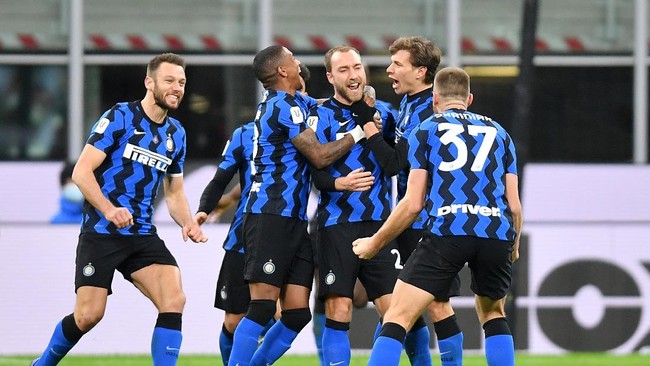 Inter Milan kini punya posisi menguntungkan dalam perburuan gelar Liga Italia musim ini dengan keunggulan empat poin atas AC Milan.