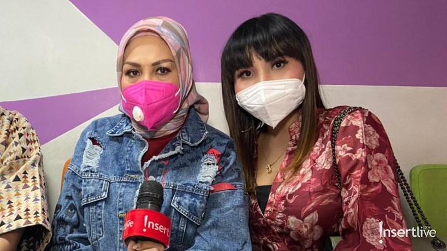 Elly Sugigi dan Eva Belisima