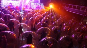 FOTO: Konser di Dalam Balon, Siasat Flaming Lips kala Pandemi
