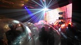 FOTO: Konser di Dalam Balon, Siasat Flaming Lips kala Pandemi Setelah tampil virtual dengan dalam gelembung raksasa, The Flaming Lips akhirnya mewujudkan konser dengan balutan balon besar sebagai siasat di tengah pandemi.