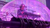FOTO: Konser di Dalam Balon, Siasat Flaming Lips kala Pandemi Setelah tampil virtual dengan dalam gelembung raksasa, The Flaming Lips akhirnya mewujudkan konser dengan balutan balon besar sebagai siasat di tengah pandemi.