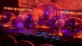 FOTO: Konser di Dalam Balon, Siasat Flaming Lips kala Pandemi Setelah tampil virtual dengan dalam gelembung raksasa, The Flaming Lips akhirnya mewujudkan konser dengan balutan balon besar sebagai siasat di tengah pandemi.