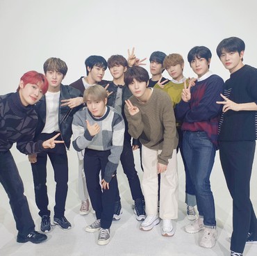 Lirik Lagu Feel Me - Golden Child