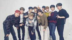 Lirik Lagu Feel Me - Golden Child