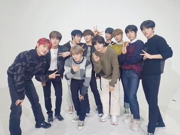 Lirik Lagu Feel Me - Golden Child