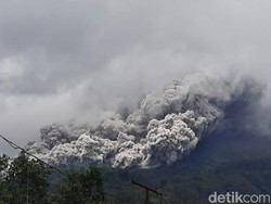 Gunung Merapi Luncurkan 25 Kali Guguran Lava Pijar dalam 12 Jam
