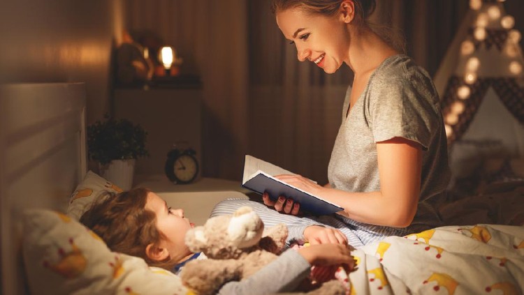 Ilustrasi dongeng atau anak susah tidur mother and child daughter reading book in bed before going to sleep