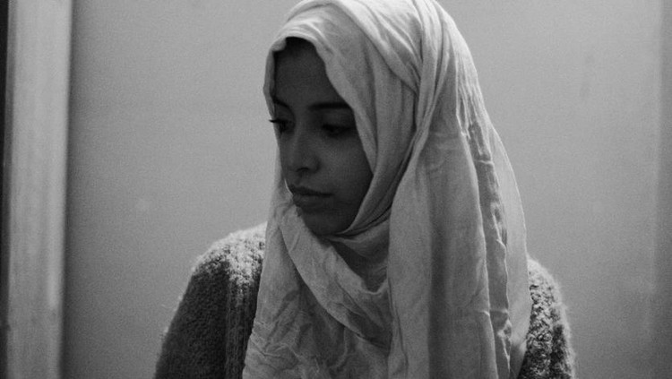Ilustrasi wanita muslim Young Woman Praying. Young Muslim woman praying, indoors. Young Muslim woman in beige hijab and traditional clothes praying for Allah, copy space. Arab Muslim woman praying