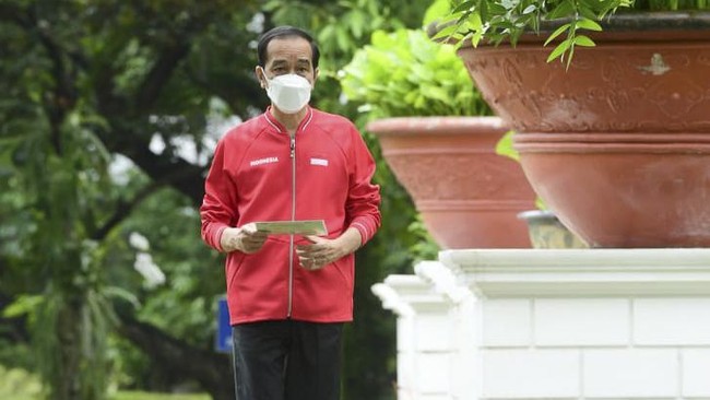 Presiden Jokowi meninjau vaksinasi di Pelabuhan Tanjung Mas, Semarang bersama Gubernur Jateng Ganjar Pranowo.