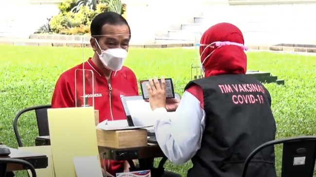 Presiden Jokowi mengaku tak merasakan hal yang aneh usai divaksin tahap dua di Istana hari ini.