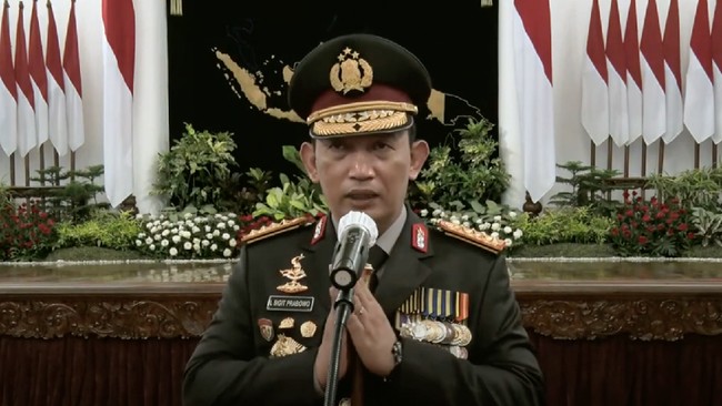 Kapolri memberi kenaikan pangkat kepada anggota Brimob I Komang Wira Natha yang tewas tertembak KKB di Ilaga Papua.