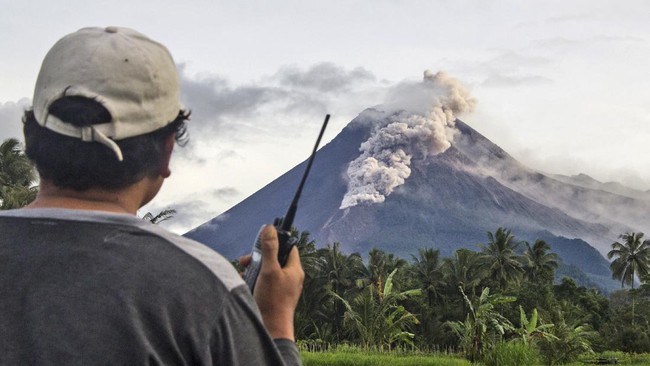 Gunung Merapi di perbatasan Daerah Istimewa Yogyakarta dan Jawa Tengah meluncurkan awan panas guguran hingga sejauh 2,2 kilometer, Kamis (9/12) petang.
