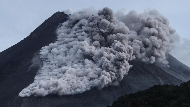 Gunung Merapi kembali mengeluarkan awan panas guguran pada Selasa (30/3) sekitar pukul 07.06 WIB.