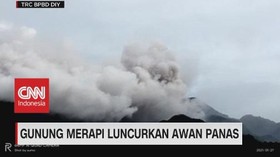 VIDEO: Gunung Merapi Luncurkan Awan Panas