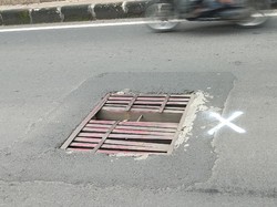 Duh, Penutup Gorong-gorong Tak Rata di Jalan Gatsu Belum Diperbaiki