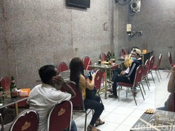 Razia Tempat Hiburan di Surabaya Saat PPKM, 37 Orang Diangkut Polisi