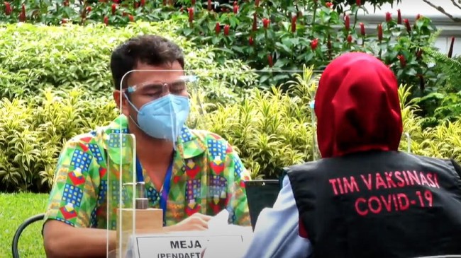 Pengadilan Negeri Depok menunda sidang perdana kasus pelanggaran protokol kesehatan yang melibatkan Raffi Ahmad hingga pekan depan.