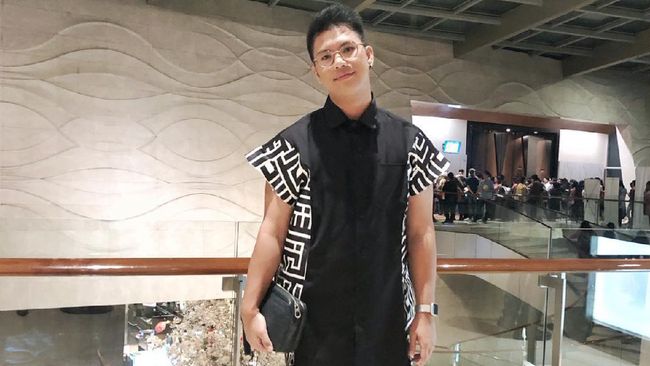 Berat badan aktor Ricky Cuaca turun drastis. Dia sukses melakukan diet dan berat badannya sampai 60 kg dari 135 kg menjadi 75 kg. Berikut tips dietnya.